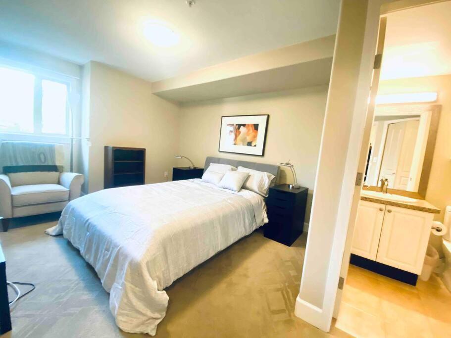 Amazing Location 2 Bedroom Minutes From Downtown Victoria Ngoại thất bức ảnh