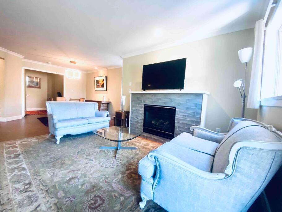Amazing Location 2 Bedroom Minutes From Downtown Victoria Ngoại thất bức ảnh