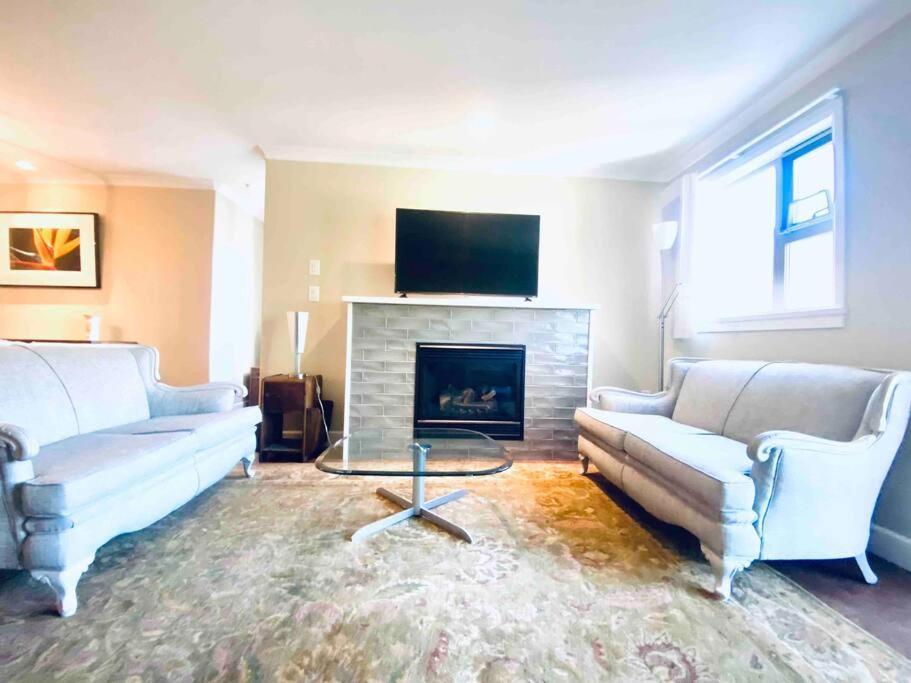 Amazing Location 2 Bedroom Minutes From Downtown Victoria Ngoại thất bức ảnh