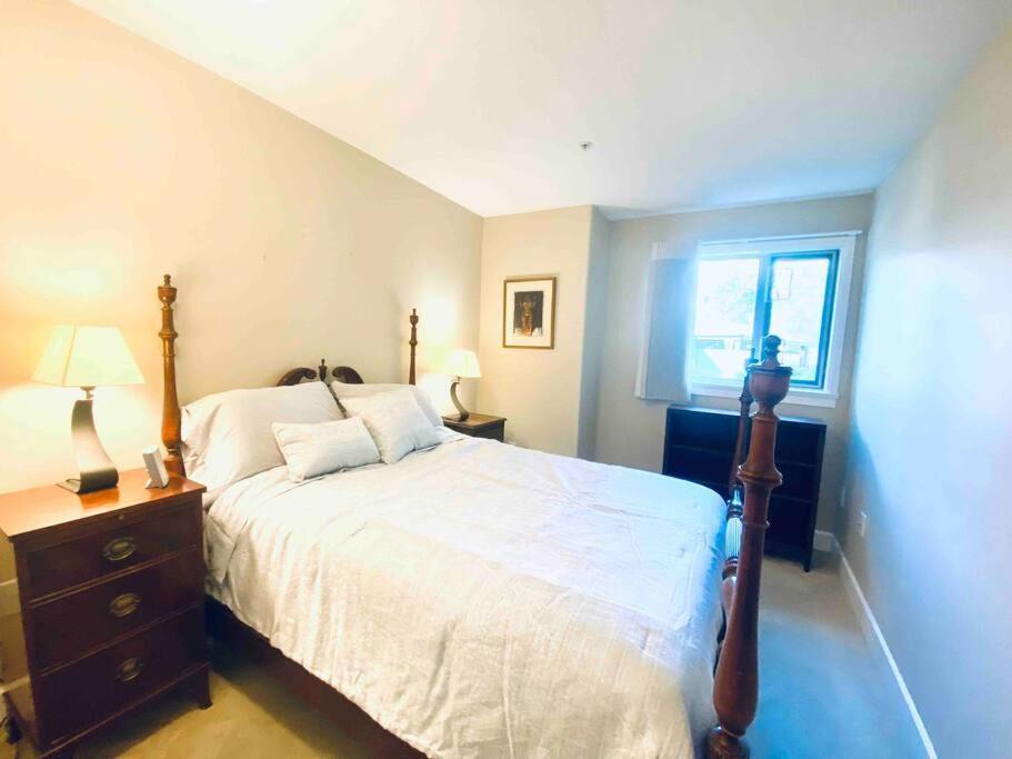 Amazing Location 2 Bedroom Minutes From Downtown Victoria Ngoại thất bức ảnh